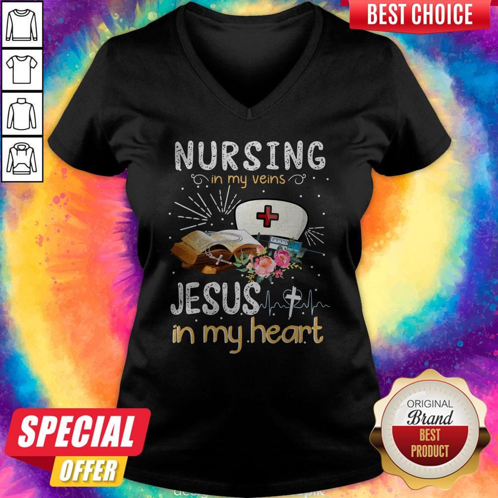 Awesome Nursing In My Veins Jesus In My Heart V-neck